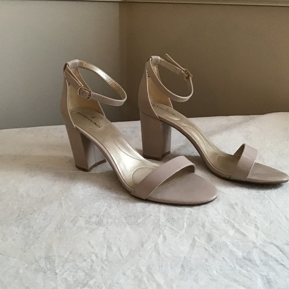 Bandolino Beige Patten Leather Sandals.. Size 9M